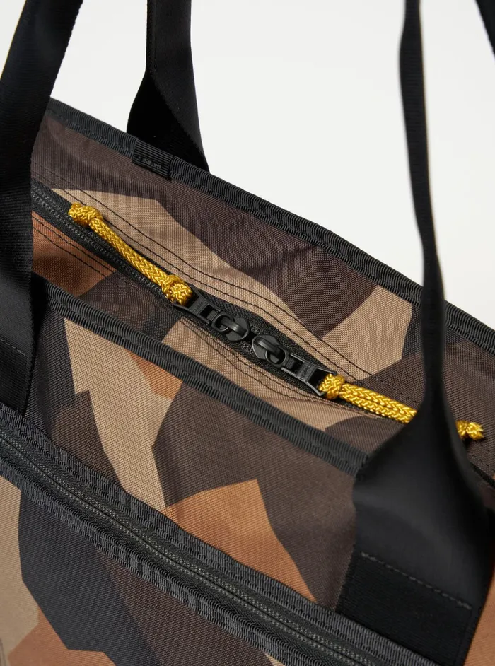 Bags Men Universal Works MasterPiece X Universal Works Tote Bag In Camo Recycled Tech Canvas