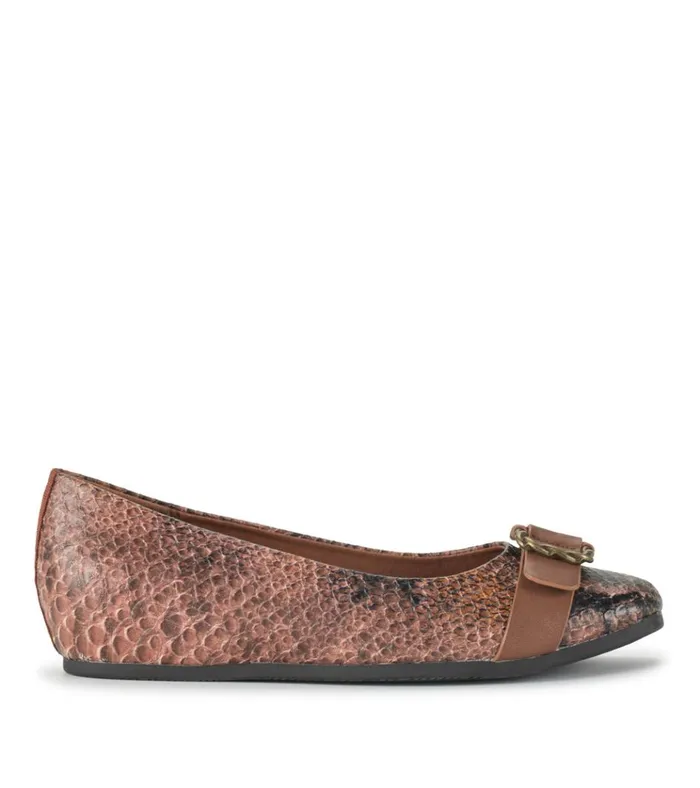 Women Colette Flat Oak Baretraps Flats and Loafers