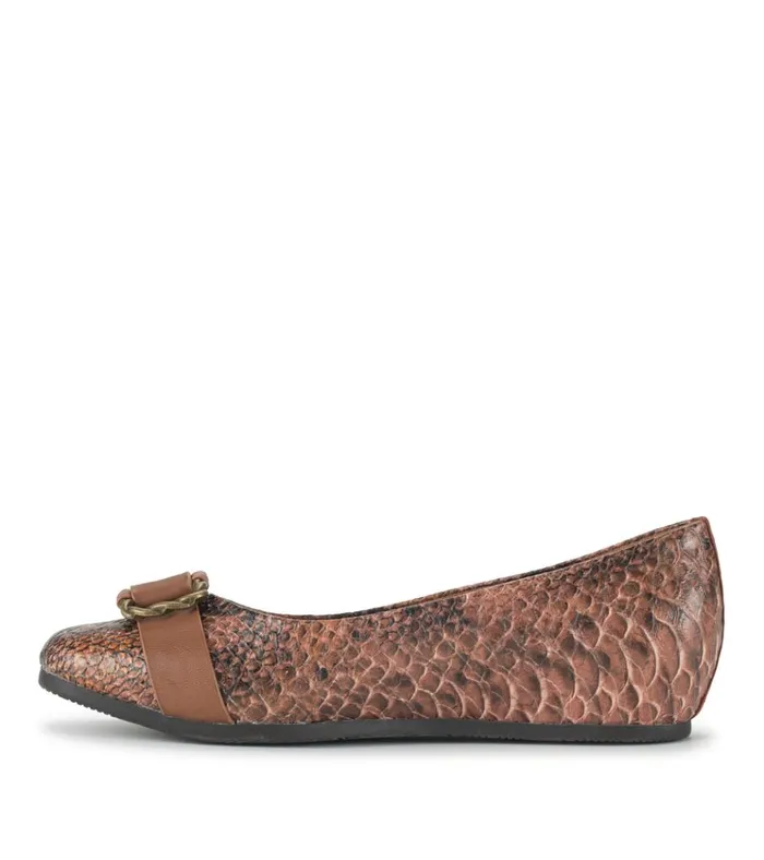 Women Colette Flat Oak Baretraps Flats and Loafers