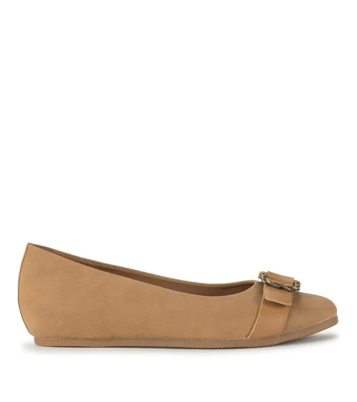 Women Colette Flat Sandstone Baretraps Flats and Loafers