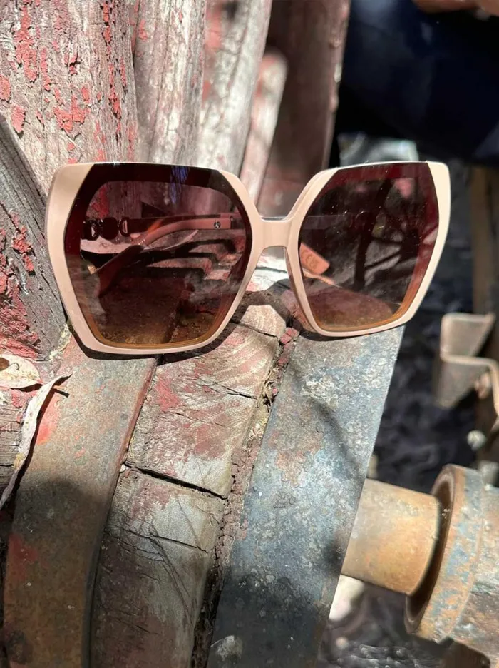 Women Geometric Metal Temple Sunglasses In Nude Jessica Simpson Sunglasses