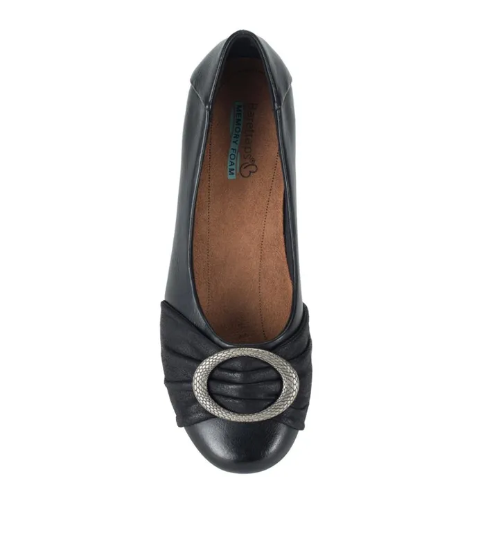 Women Mabely Flat Black Baretraps Flats and Loafers